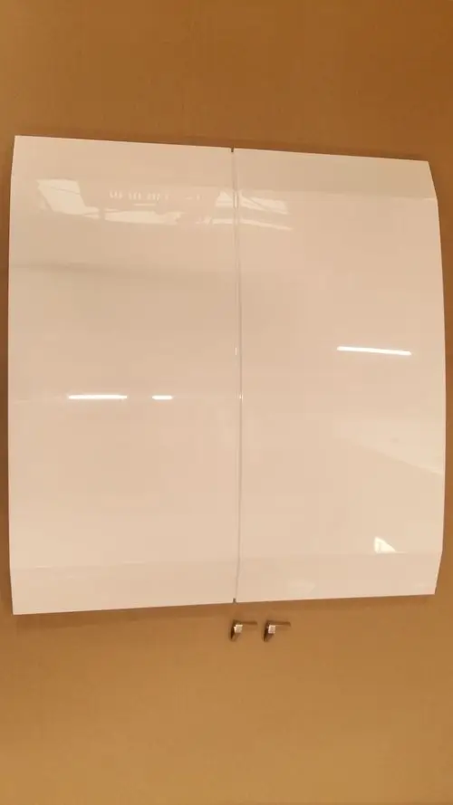 Weiße, glänzende Vorderwand von Remeha mit gerader Kante und einer nahtlosen Verbindung in der Mitte, montiert auf einer braunen Verpackungsfläche.